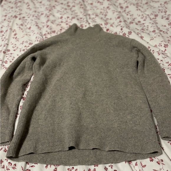 Uniqlo Women's Heather Gray Turtleneck Sweater - Picture 3 of 6